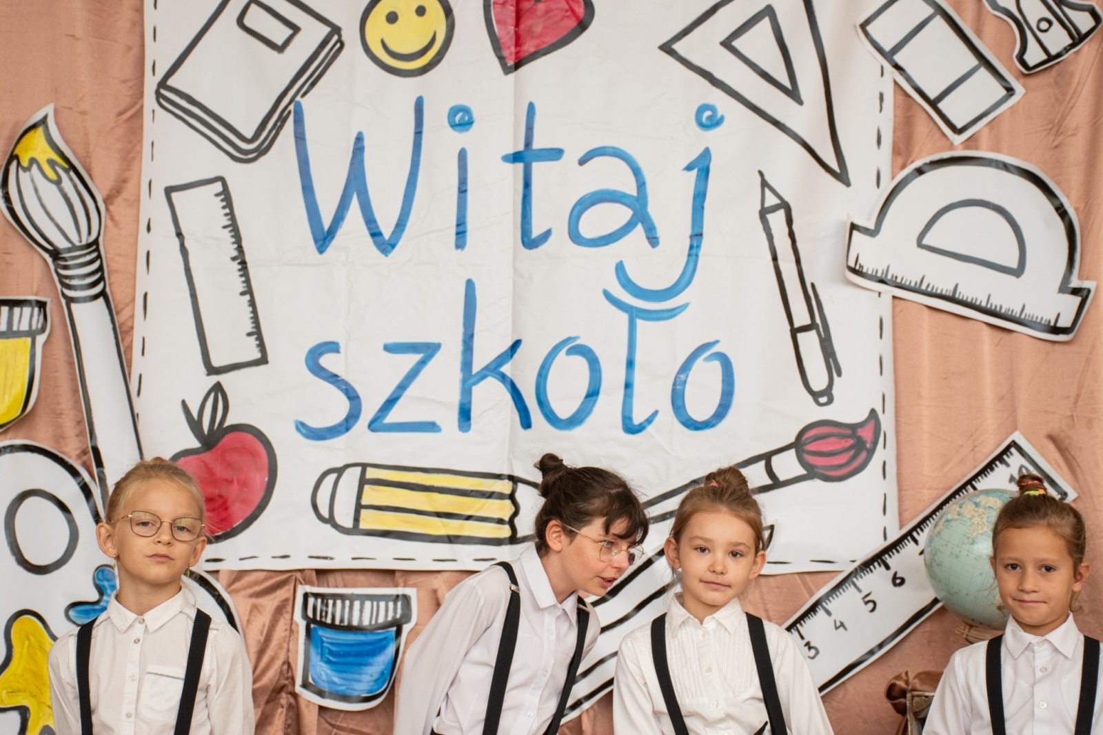 Zdjęcie w galerii na portalu naszwodzislaw.com: Rogi obfitości dla pierwszoklasistów. Rok szkolny rozpoczęty [FOTO] wiadomości z regionu