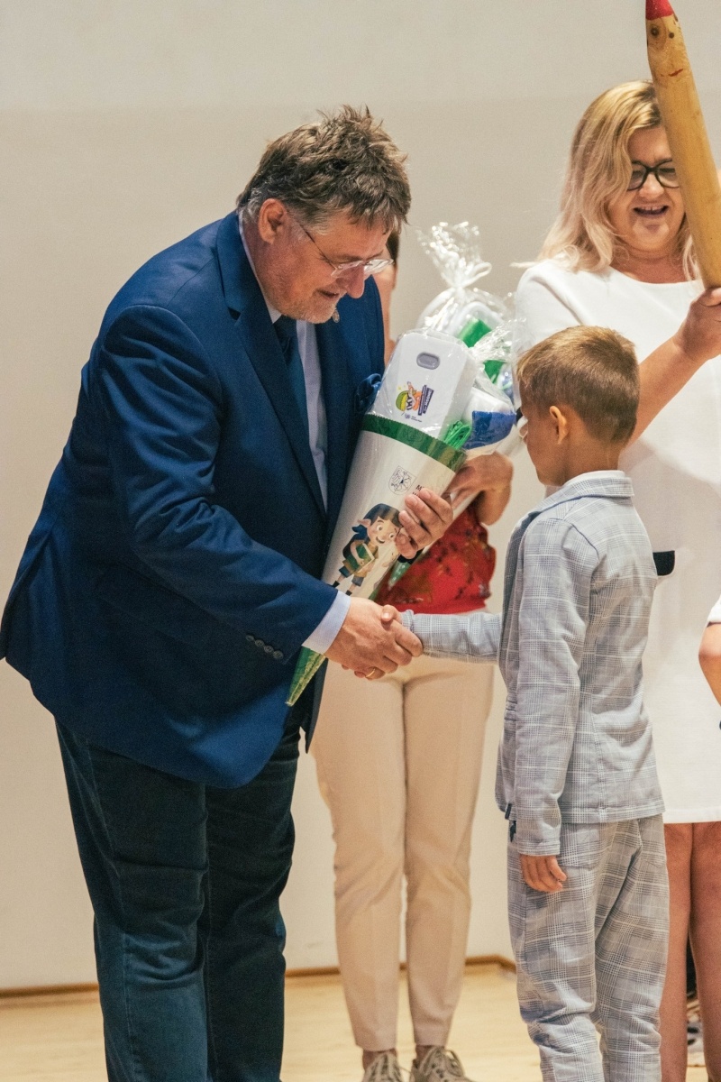 Zdjęcie w galerii na portalu naszwodzislaw.com: Rogi obfitości dla pierwszoklasistów. Rok szkolny rozpoczęty [FOTO] wiadomości z regionu