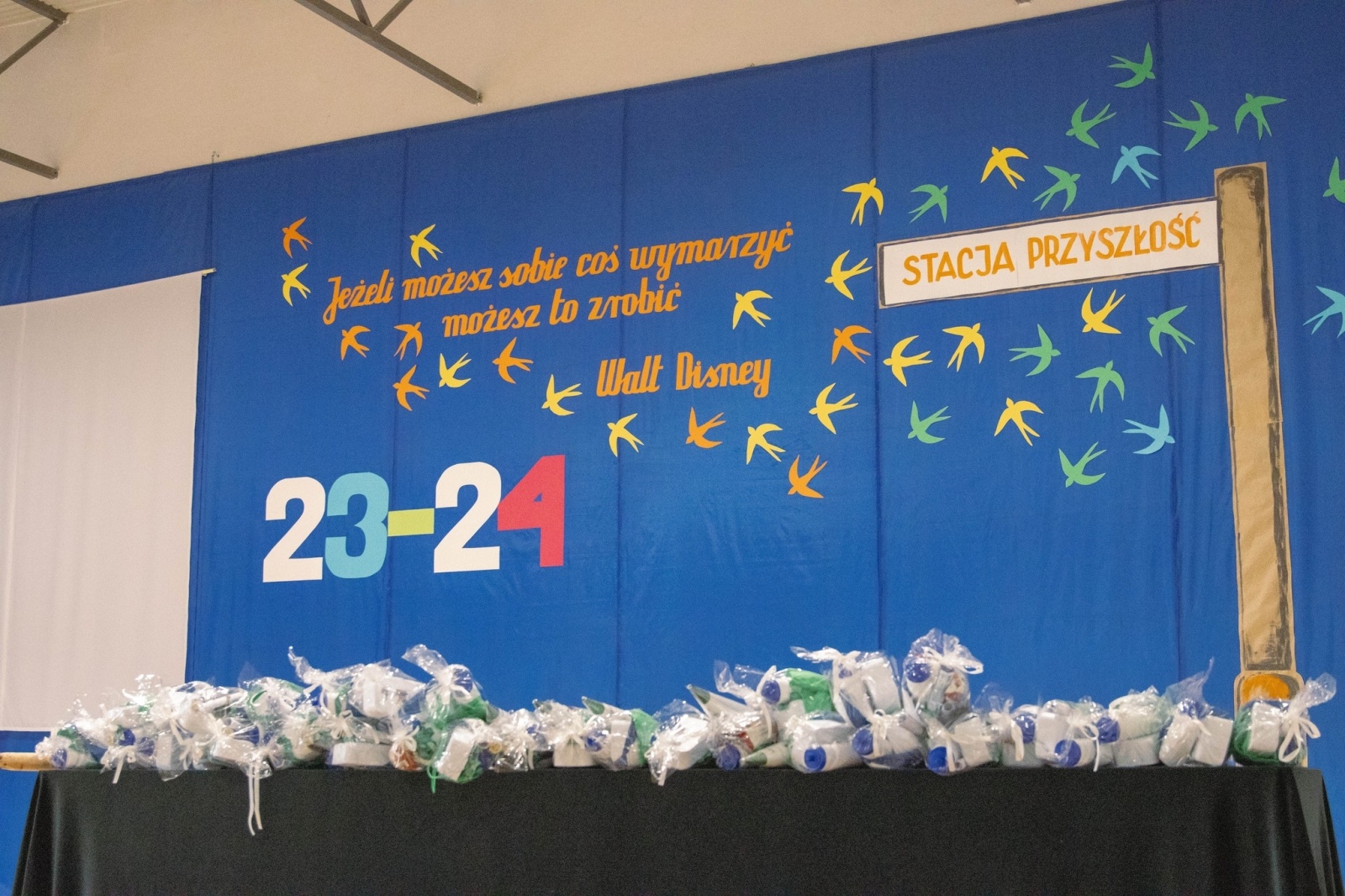 Zdjęcie w galerii na portalu naszwodzislaw.com: Rogi obfitości dla pierwszoklasistów. Rok szkolny rozpoczęty [FOTO] wiadomości z regionu