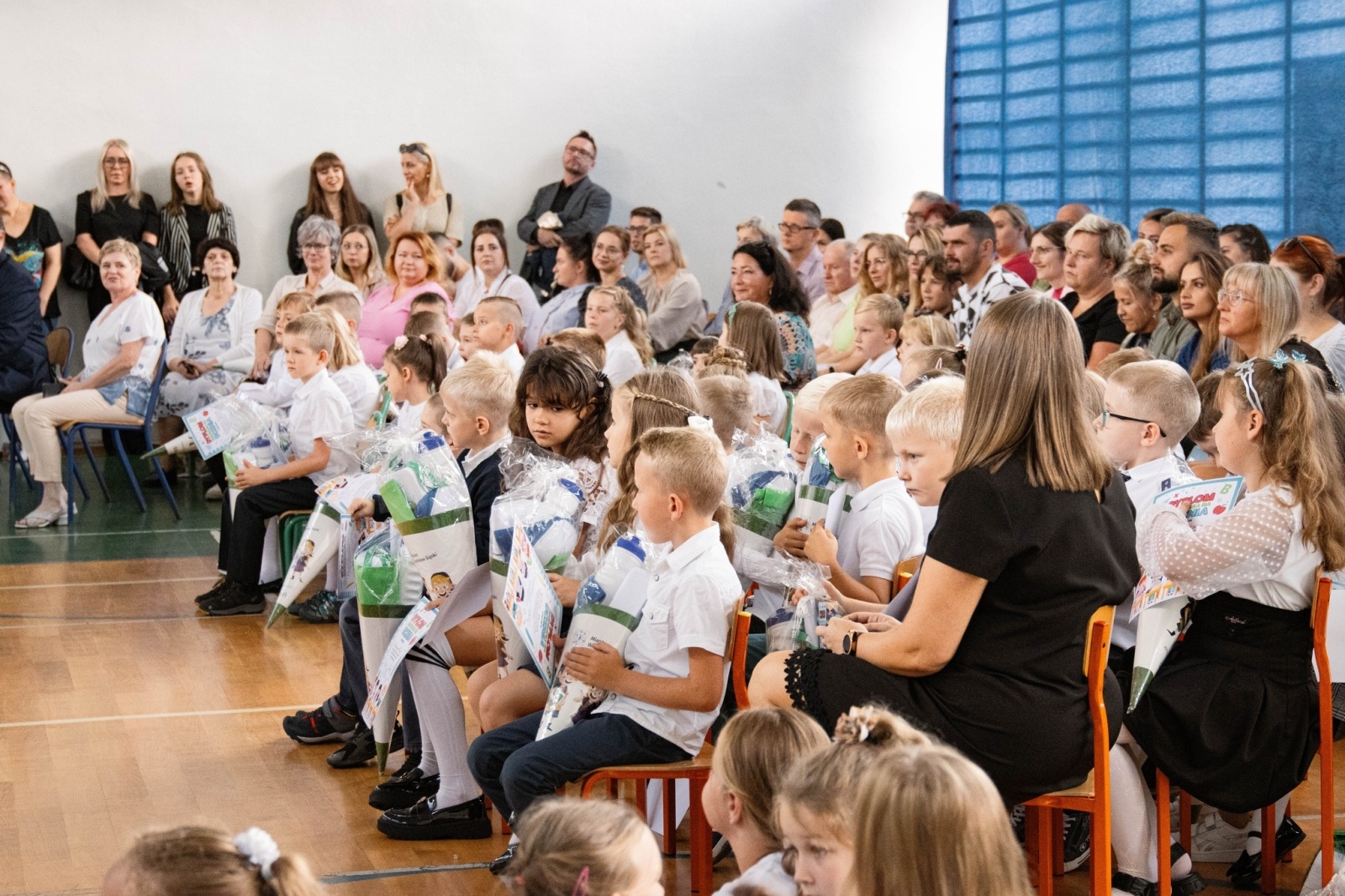 Zdjęcie w galerii na portalu naszwodzislaw.com: Rogi obfitości dla pierwszoklasistów. Rok szkolny rozpoczęty [FOTO] wiadomości z regionu