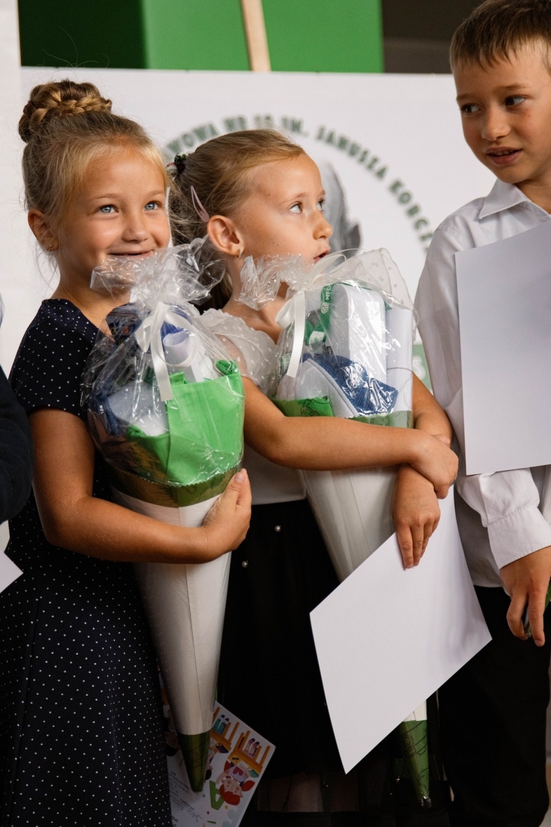 Zdjęcie w galerii na portalu naszwodzislaw.com: Rogi obfitości dla pierwszoklasistów. Rok szkolny rozpoczęty [FOTO] wiadomości z regionu