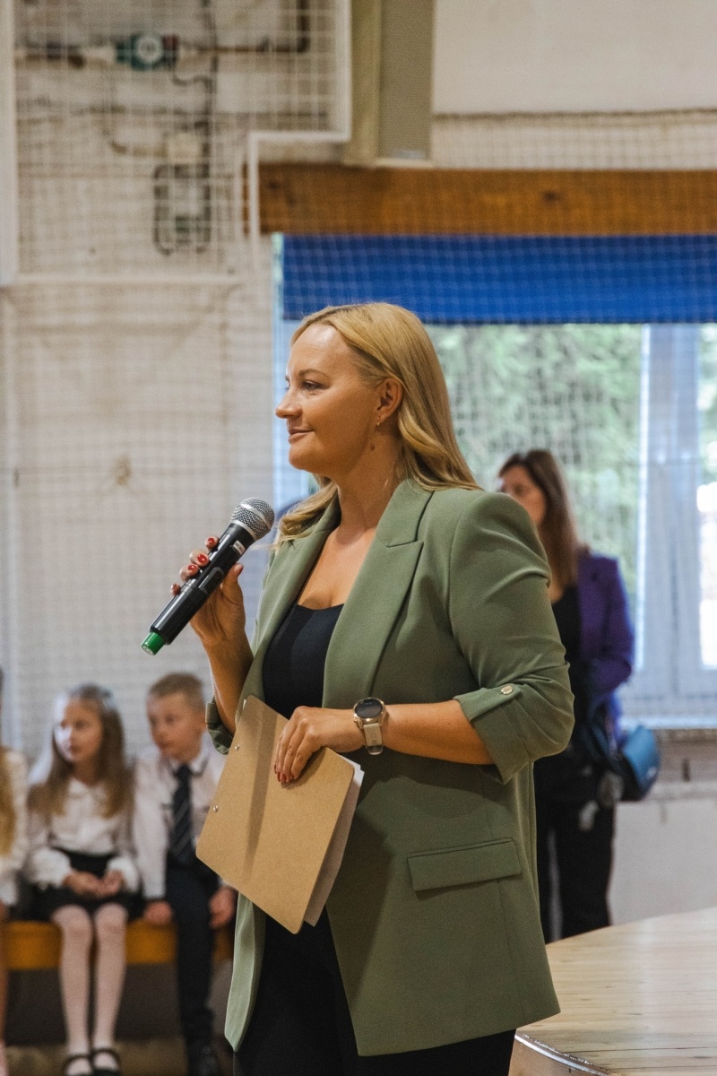 Zdjęcie w galerii na portalu naszwodzislaw.com: Rogi obfitości dla pierwszoklasistów. Rok szkolny rozpoczęty [FOTO] wiadomości z regionu