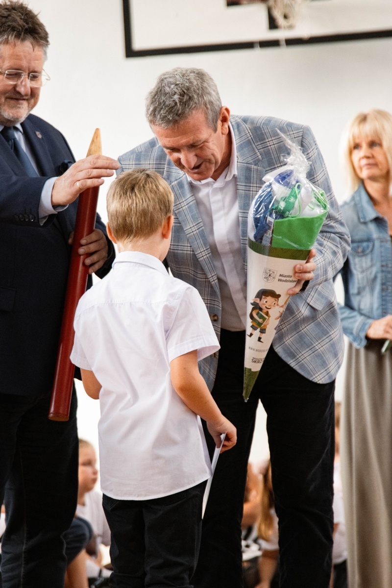 Zdjęcie w galerii na portalu naszwodzislaw.com: Rogi obfitości dla pierwszoklasistów. Rok szkolny rozpoczęty [FOTO] wiadomości z regionu