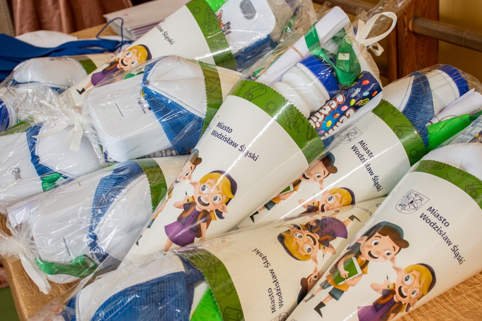 Zdjęcie w galerii na portalu naszwodzislaw.com: Rogi obfitości dla pierwszoklasistów. Rok szkolny rozpoczęty [FOTO] wiadomości z regionu