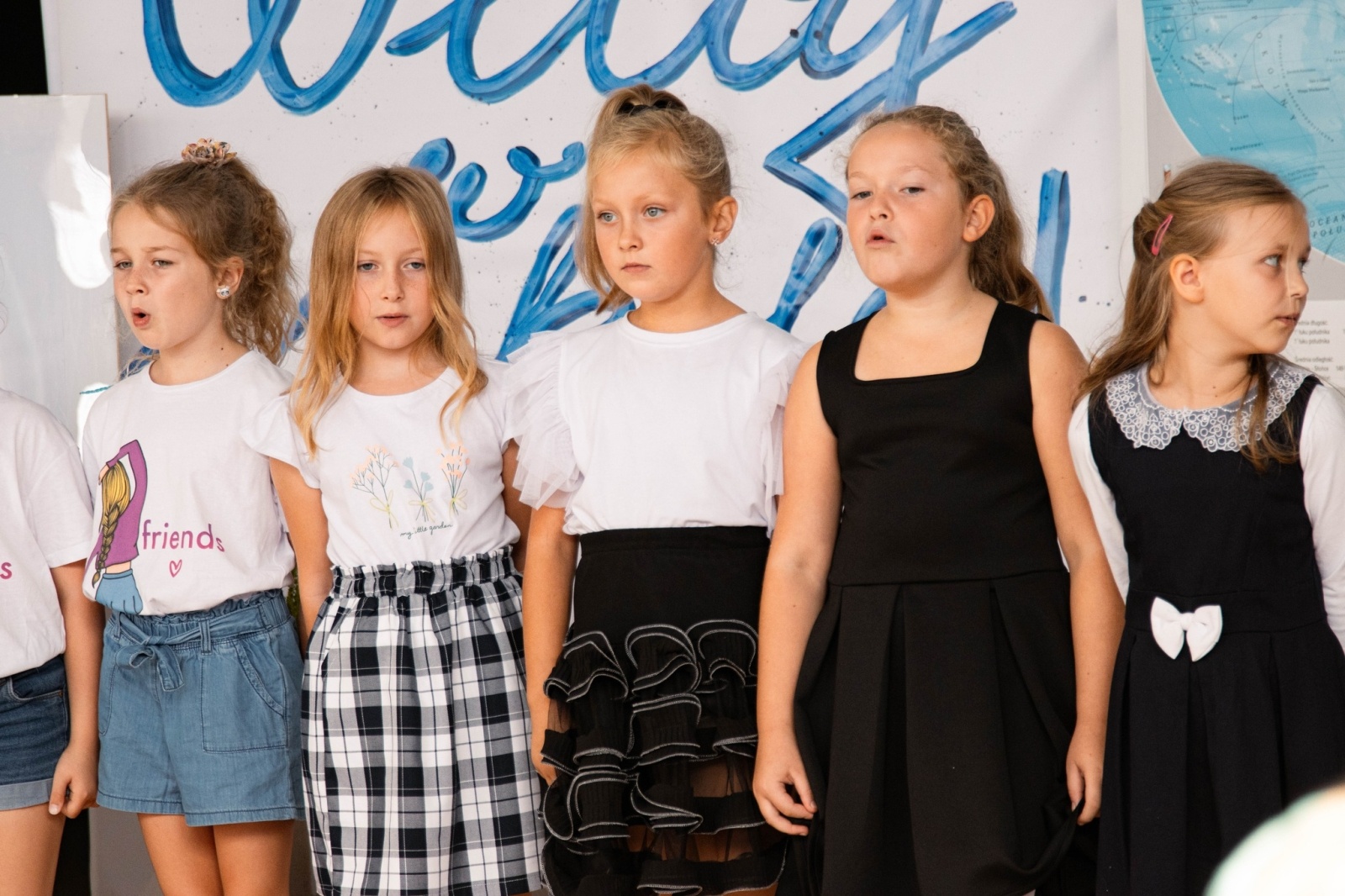 Zdjęcie w galerii na portalu naszwodzislaw.com: Rogi obfitości dla pierwszoklasistów. Rok szkolny rozpoczęty [FOTO] wiadomości z regionu