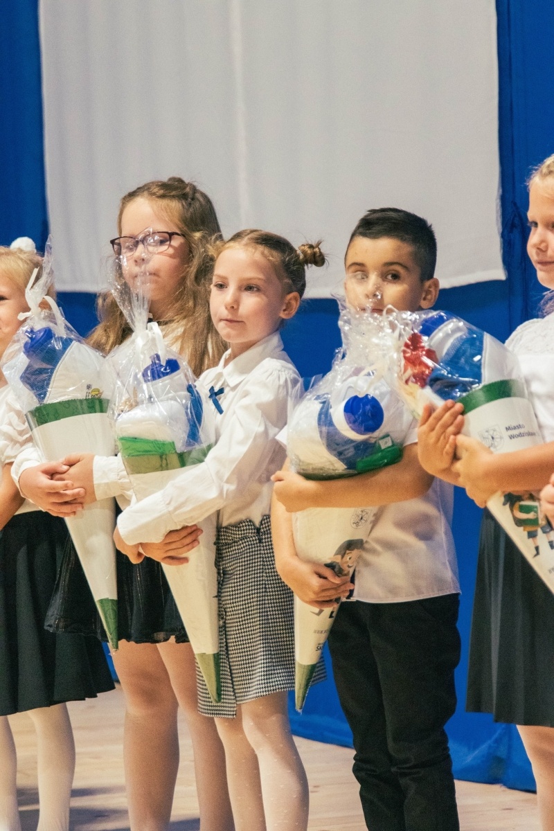 Zdjęcie w galerii na portalu naszwodzislaw.com: Rogi obfitości dla pierwszoklasistów. Rok szkolny rozpoczęty [FOTO] wiadomości z regionu