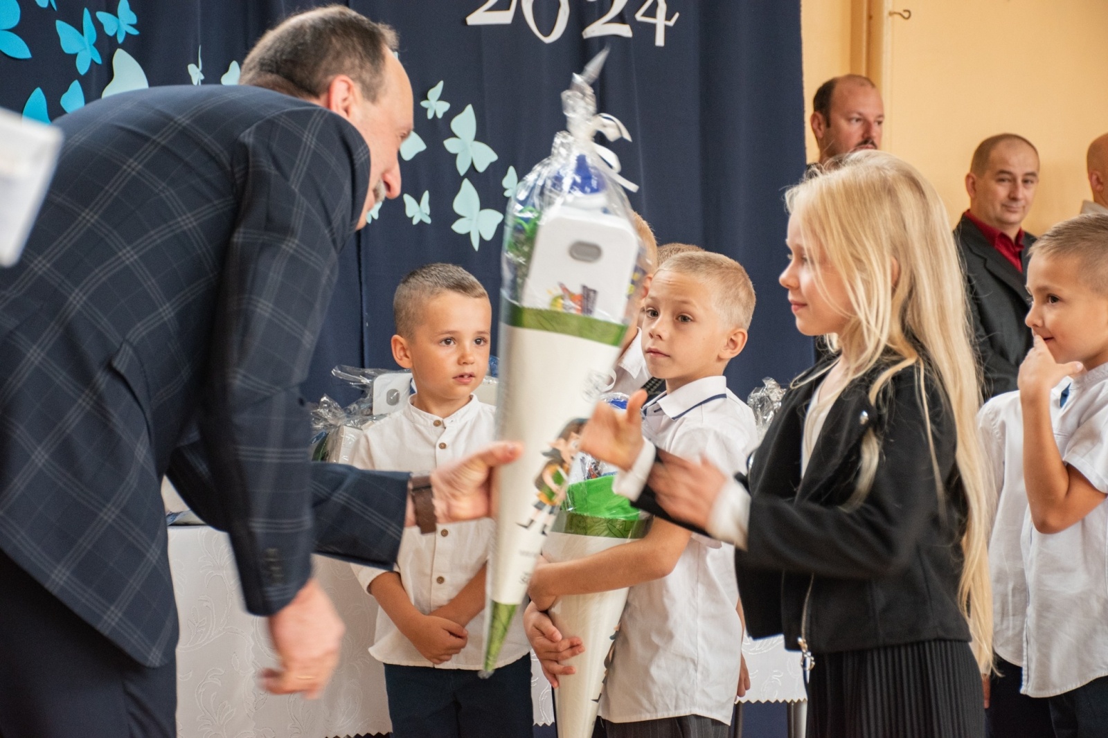 Zdjęcie w galerii na portalu naszwodzislaw.com: Rogi obfitości dla pierwszoklasistów. Rok szkolny rozpoczęty [FOTO] wiadomości z regionu
