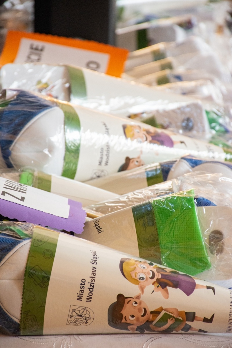 Zdjęcie w galerii na portalu naszwodzislaw.com: Rogi obfitości dla pierwszoklasistów. Rok szkolny rozpoczęty [FOTO] wiadomości z regionu