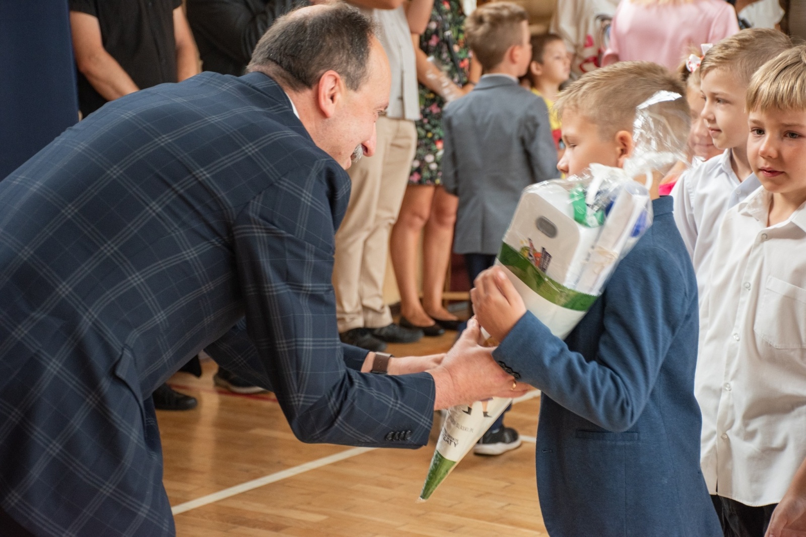 Zdjęcie w galerii na portalu naszwodzislaw.com: Rogi obfitości dla pierwszoklasistów. Rok szkolny rozpoczęty [FOTO] wiadomości z regionu