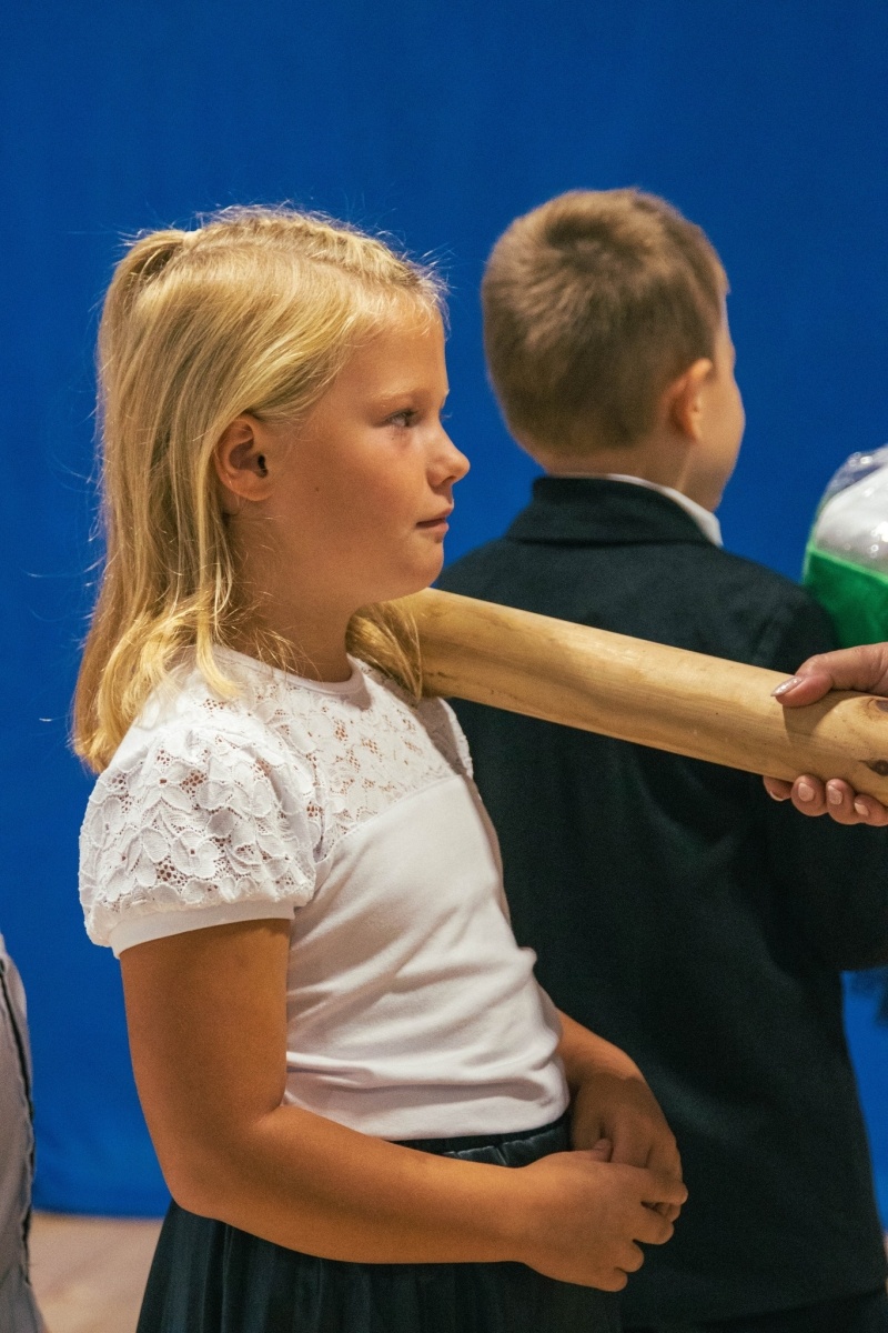 Zdjęcie w galerii na portalu naszwodzislaw.com: Rogi obfitości dla pierwszoklasistów. Rok szkolny rozpoczęty [FOTO] wiadomości z regionu