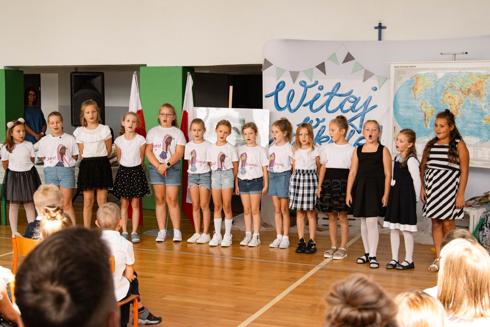 Zdjęcie w galerii na portalu naszwodzislaw.com: Rogi obfitości dla pierwszoklasistów. Rok szkolny rozpoczęty [FOTO] wiadomości z regionu