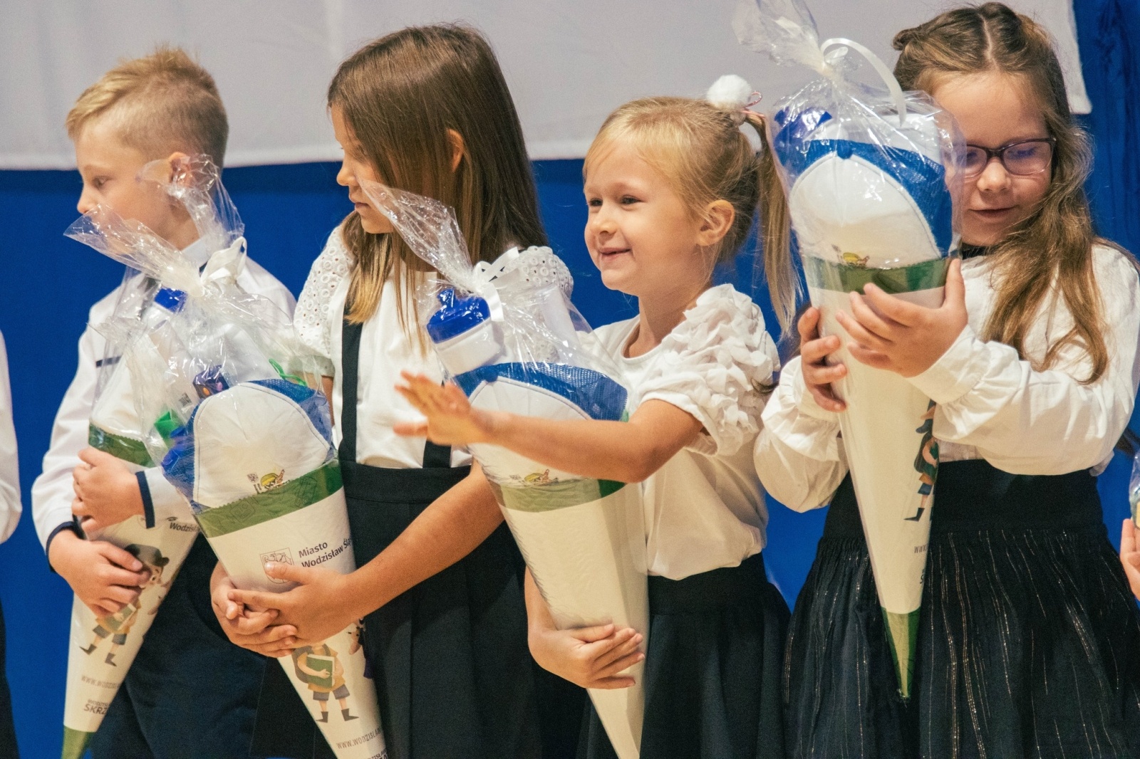 Zdjęcie w galerii na portalu naszwodzislaw.com: Rogi obfitości dla pierwszoklasistów. Rok szkolny rozpoczęty [FOTO] wiadomości z regionu