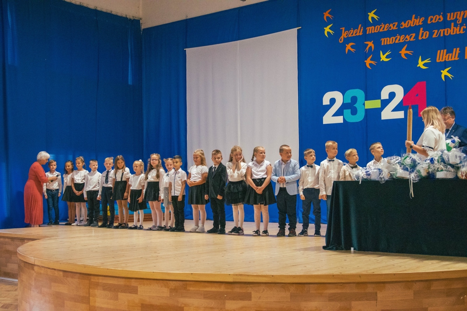 Zdjęcie w galerii na portalu naszwodzislaw.com: Rogi obfitości dla pierwszoklasistów. Rok szkolny rozpoczęty [FOTO] wiadomości z regionu