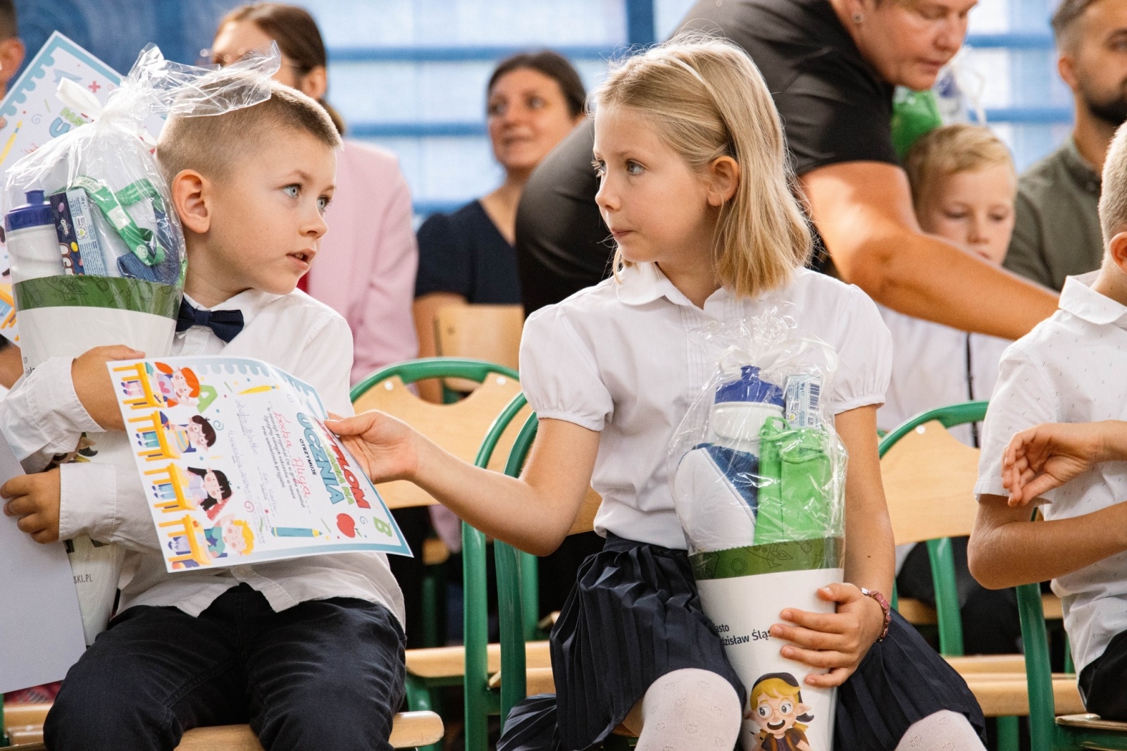 Zdjęcie w galerii na portalu naszwodzislaw.com: Rogi obfitości dla pierwszoklasistów. Rok szkolny rozpoczęty [FOTO] wiadomości z regionu