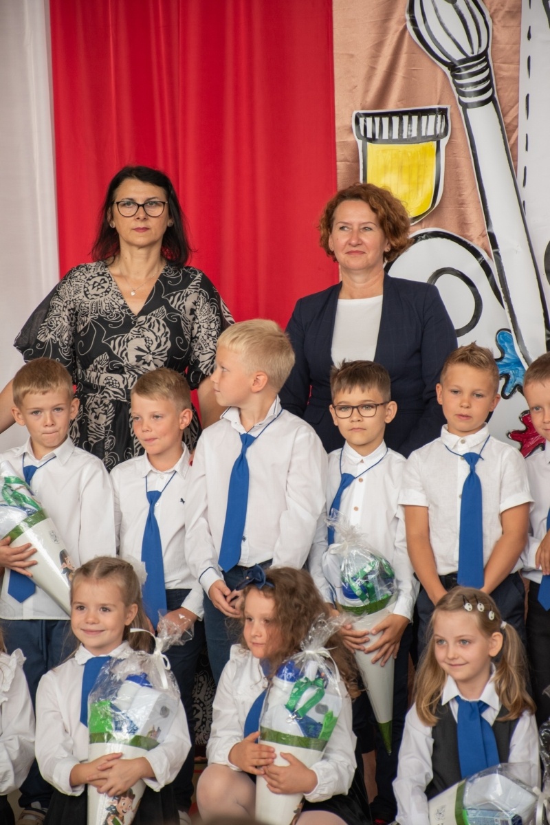 Zdjęcie w galerii na portalu naszwodzislaw.com: Rogi obfitości dla pierwszoklasistów. Rok szkolny rozpoczęty [FOTO] wiadomości z regionu