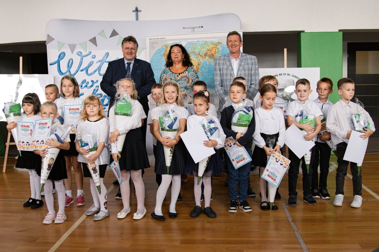 Zdjęcie w galerii na portalu naszwodzislaw.com: Rogi obfitości dla pierwszoklasistów. Rok szkolny rozpoczęty [FOTO] wiadomości z regionu