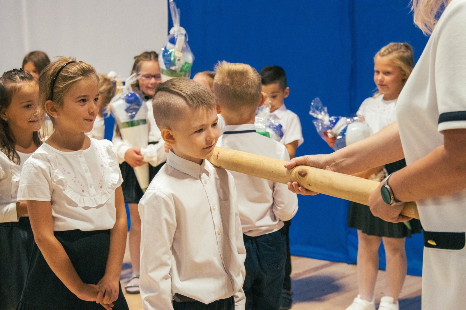 Zdjęcie w galerii na portalu naszwodzislaw.com: Rogi obfitości dla pierwszoklasistów. Rok szkolny rozpoczęty [FOTO] wiadomości z regionu