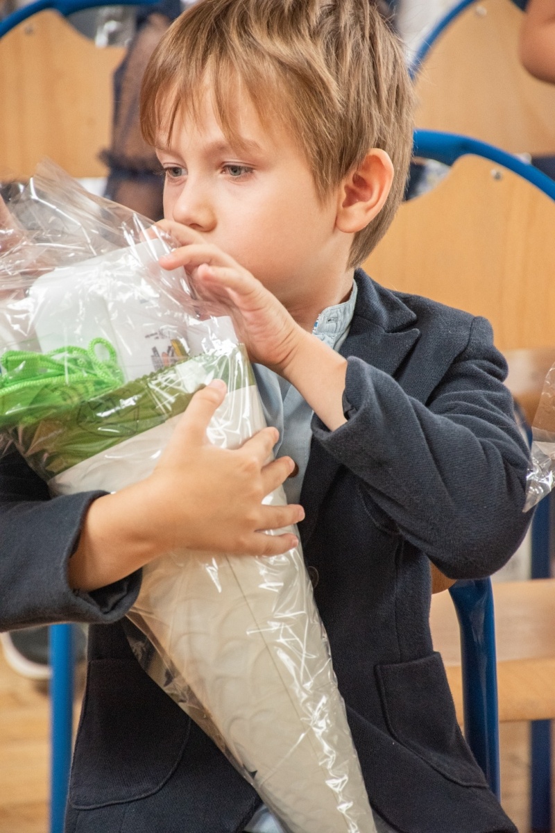 Zdjęcie w galerii na portalu naszwodzislaw.com: Rogi obfitości dla pierwszoklasistów. Rok szkolny rozpoczęty [FOTO] wiadomości z regionu