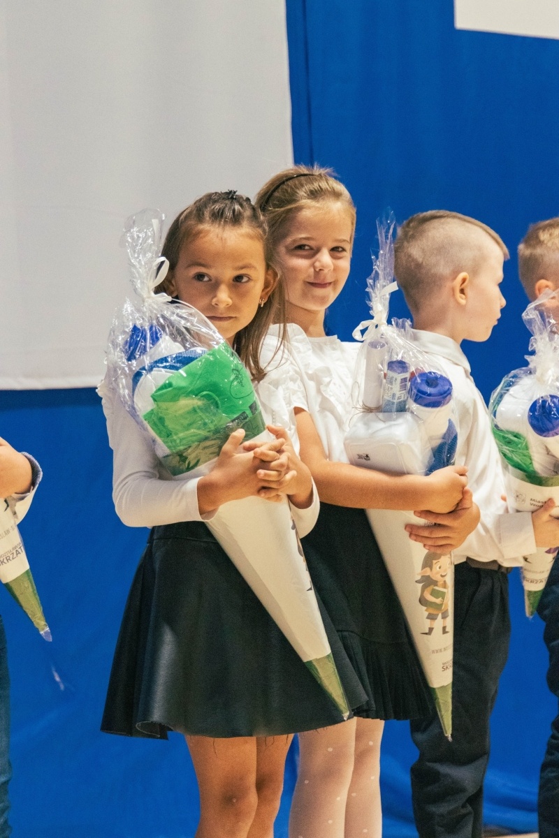 Zdjęcie w galerii na portalu naszwodzislaw.com: Rogi obfitości dla pierwszoklasistów. Rok szkolny rozpoczęty [FOTO] wiadomości z regionu