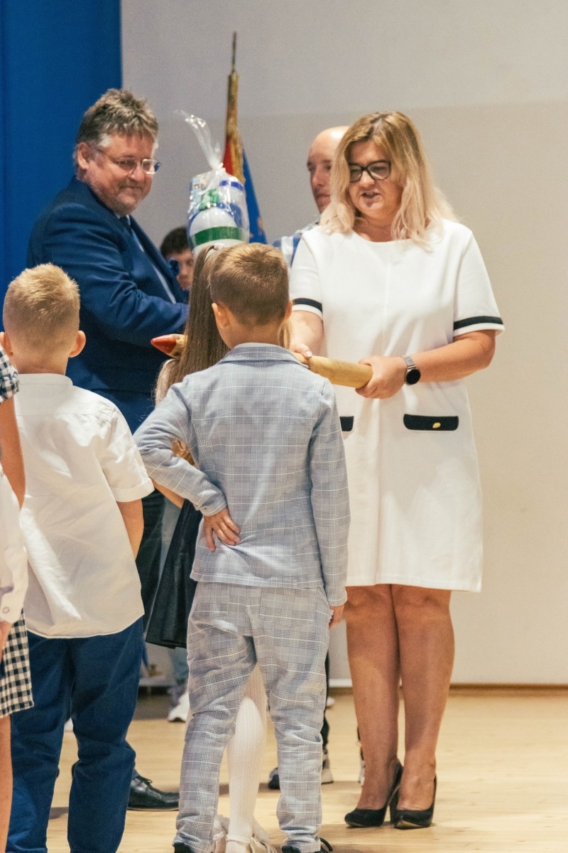 Zdjęcie w galerii na portalu naszwodzislaw.com: Rogi obfitości dla pierwszoklasistów. Rok szkolny rozpoczęty [FOTO] wiadomości z regionu