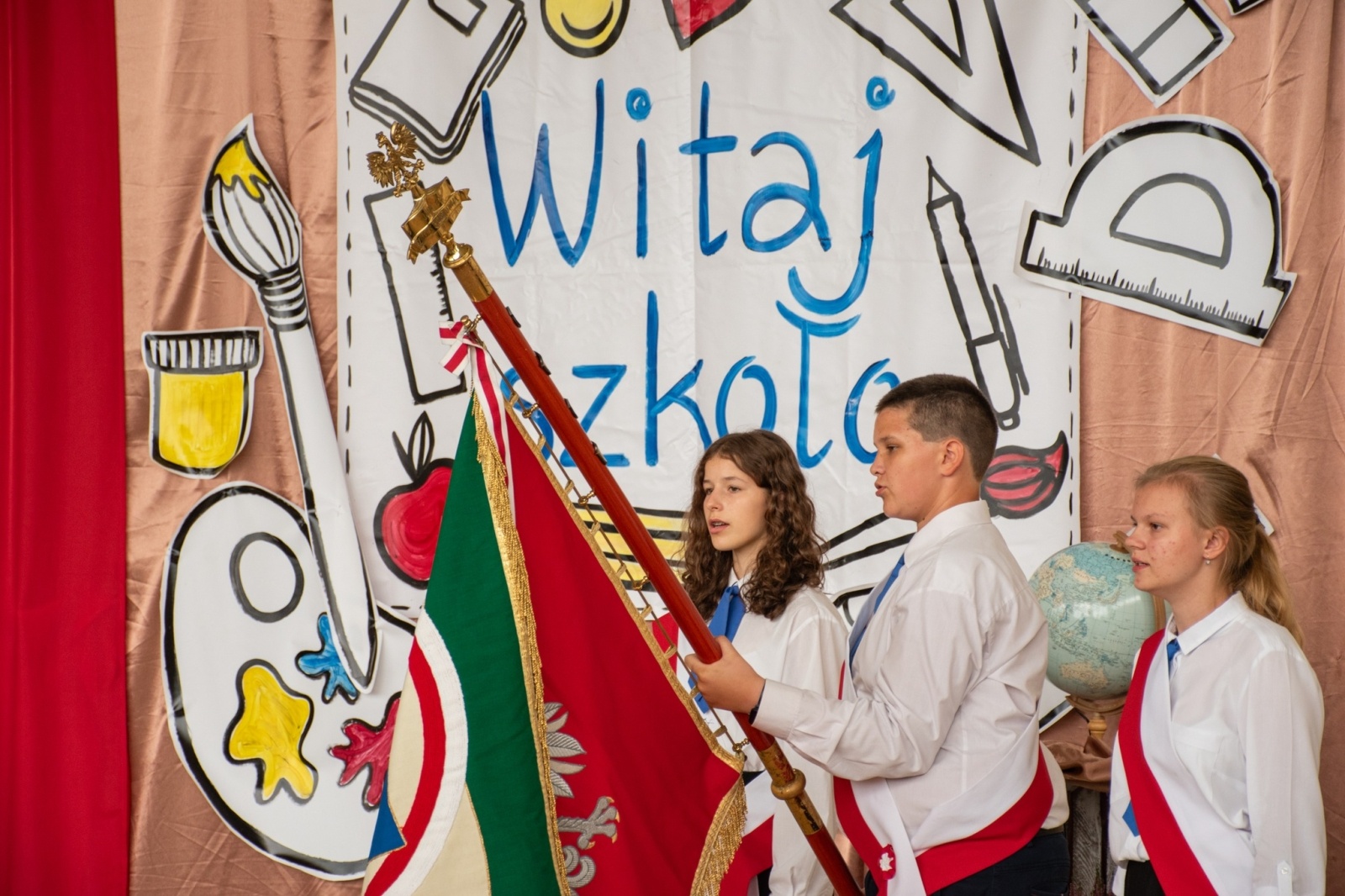 Zdjęcie w galerii na portalu naszwodzislaw.com: Rogi obfitości dla pierwszoklasistów. Rok szkolny rozpoczęty [FOTO] wiadomości z regionu