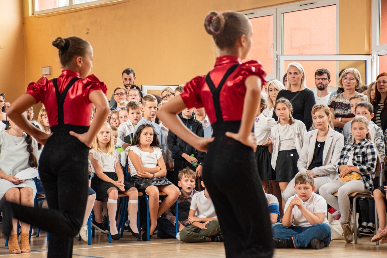 Zdjęcie w galerii na portalu naszwodzislaw.com: Rogi obfitości dla pierwszoklasistów. Rok szkolny rozpoczęty [FOTO] wiadomości z regionu