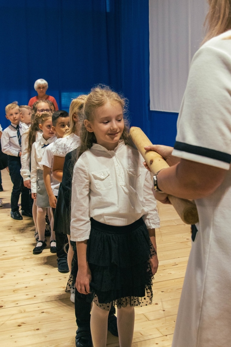 Zdjęcie w galerii na portalu naszwodzislaw.com: Rogi obfitości dla pierwszoklasistów. Rok szkolny rozpoczęty [FOTO] wiadomości z regionu