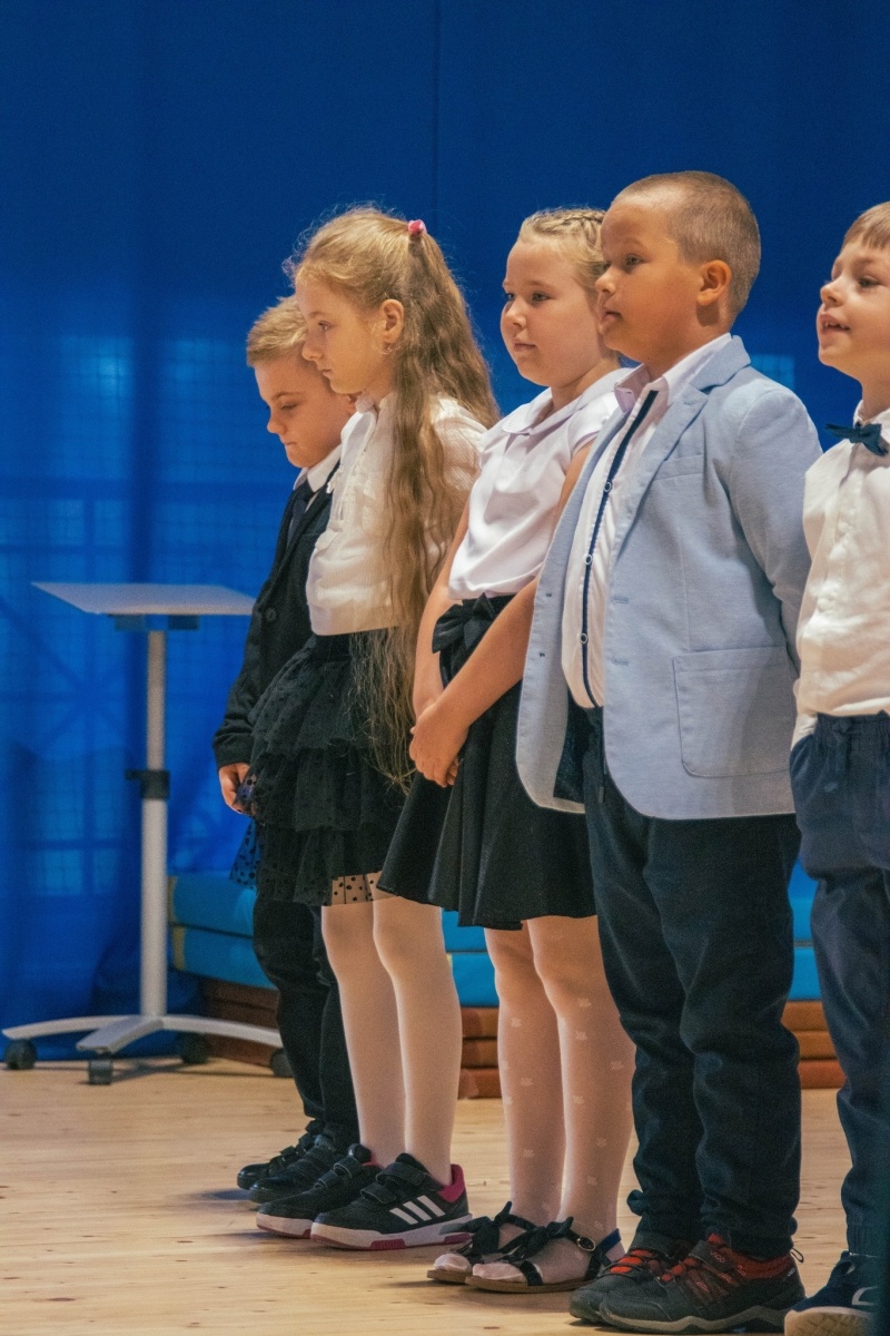 Zdjęcie w galerii na portalu naszwodzislaw.com: Rogi obfitości dla pierwszoklasistów. Rok szkolny rozpoczęty [FOTO] wiadomości z regionu