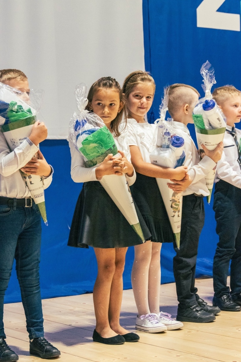 Zdjęcie w galerii na portalu naszwodzislaw.com: Rogi obfitości dla pierwszoklasistów. Rok szkolny rozpoczęty [FOTO] wiadomości z regionu