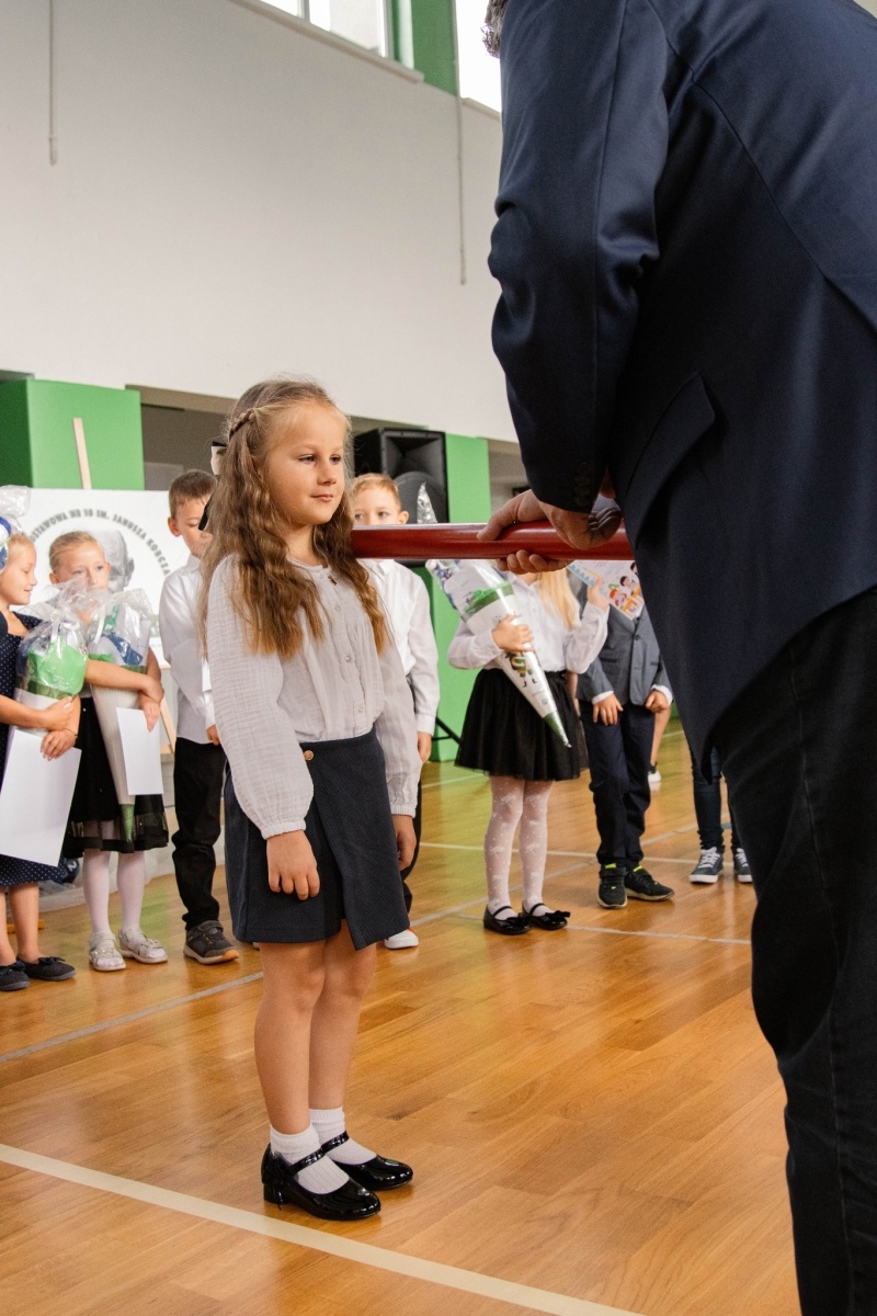 Zdjęcie w galerii na portalu naszwodzislaw.com: Rogi obfitości dla pierwszoklasistów. Rok szkolny rozpoczęty [FOTO] wiadomości z regionu