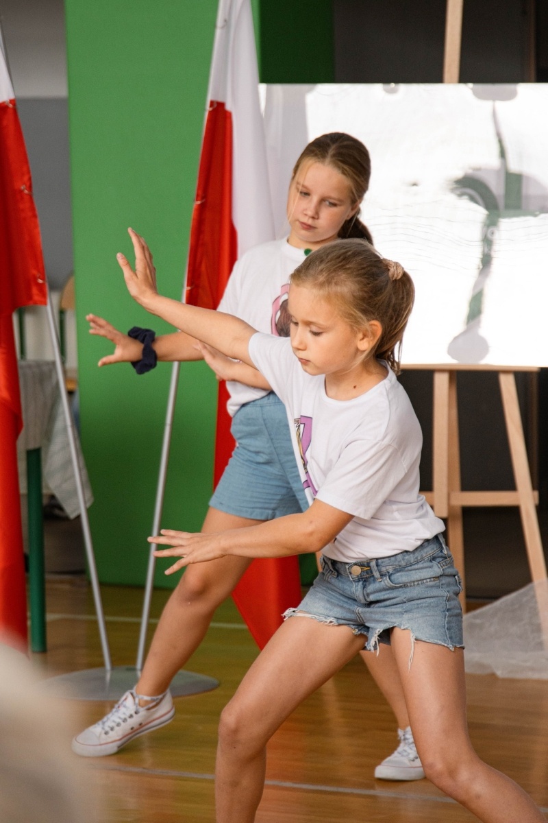 Zdjęcie w galerii na portalu naszwodzislaw.com: Rogi obfitości dla pierwszoklasistów. Rok szkolny rozpoczęty [FOTO] wiadomości z regionu