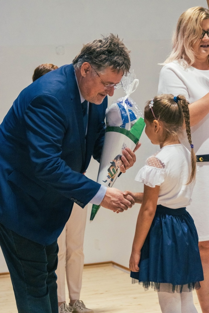 Zdjęcie w galerii na portalu naszwodzislaw.com: Rogi obfitości dla pierwszoklasistów. Rok szkolny rozpoczęty [FOTO] wiadomości z regionu