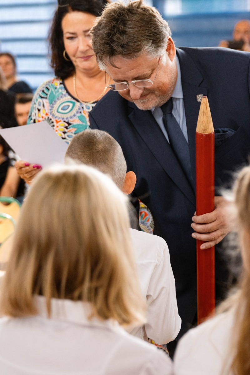 Zdjęcie w galerii na portalu naszwodzislaw.com: Rogi obfitości dla pierwszoklasistów. Rok szkolny rozpoczęty [FOTO] wiadomości z regionu