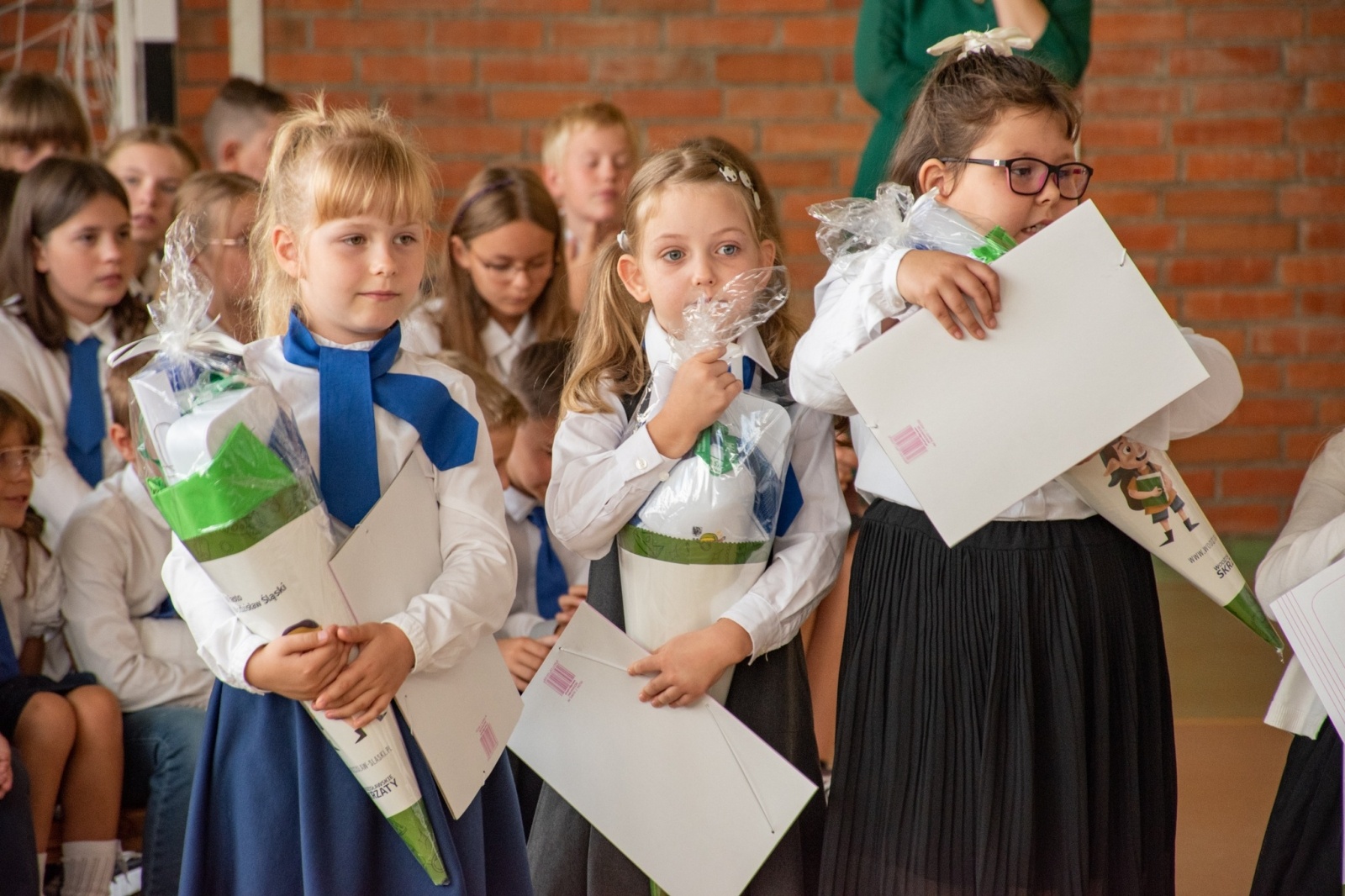 Zdjęcie w galerii na portalu naszwodzislaw.com: Rogi obfitości dla pierwszoklasistów. Rok szkolny rozpoczęty [FOTO] wiadomości z regionu