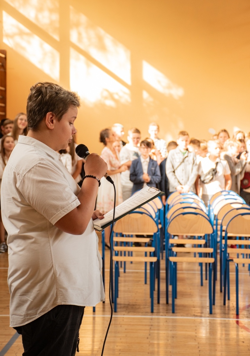 Zdjęcie w galerii na portalu naszwodzislaw.com: Rogi obfitości dla pierwszoklasistów. Rok szkolny rozpoczęty [FOTO] wiadomości z regionu