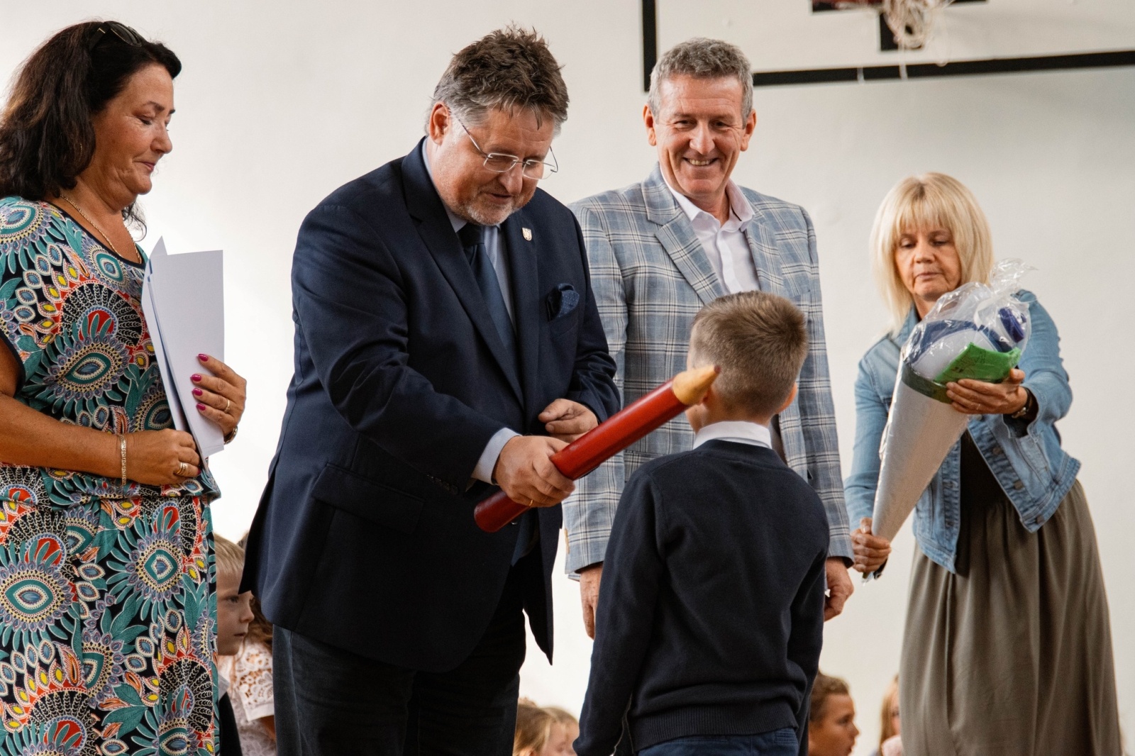 Zdjęcie w galerii na portalu naszwodzislaw.com: Rogi obfitości dla pierwszoklasistów. Rok szkolny rozpoczęty [FOTO] wiadomości z regionu