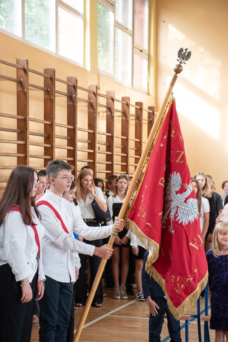 Zdjęcie w galerii na portalu naszwodzislaw.com: Rogi obfitości dla pierwszoklasistów. Rok szkolny rozpoczęty [FOTO] wiadomości z regionu