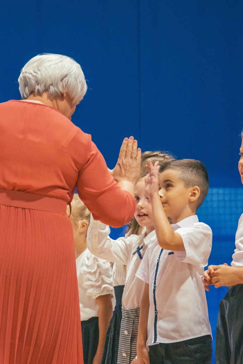 Zdjęcie w galerii na portalu naszwodzislaw.com: Rogi obfitości dla pierwszoklasistów. Rok szkolny rozpoczęty [FOTO] wiadomości z regionu