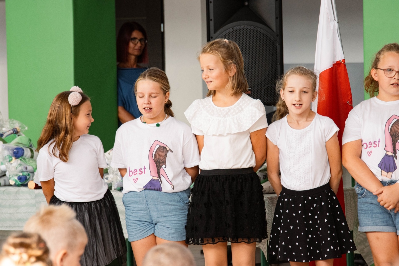 Zdjęcie w galerii na portalu naszwodzislaw.com: Rogi obfitości dla pierwszoklasistów. Rok szkolny rozpoczęty [FOTO] wiadomości z regionu