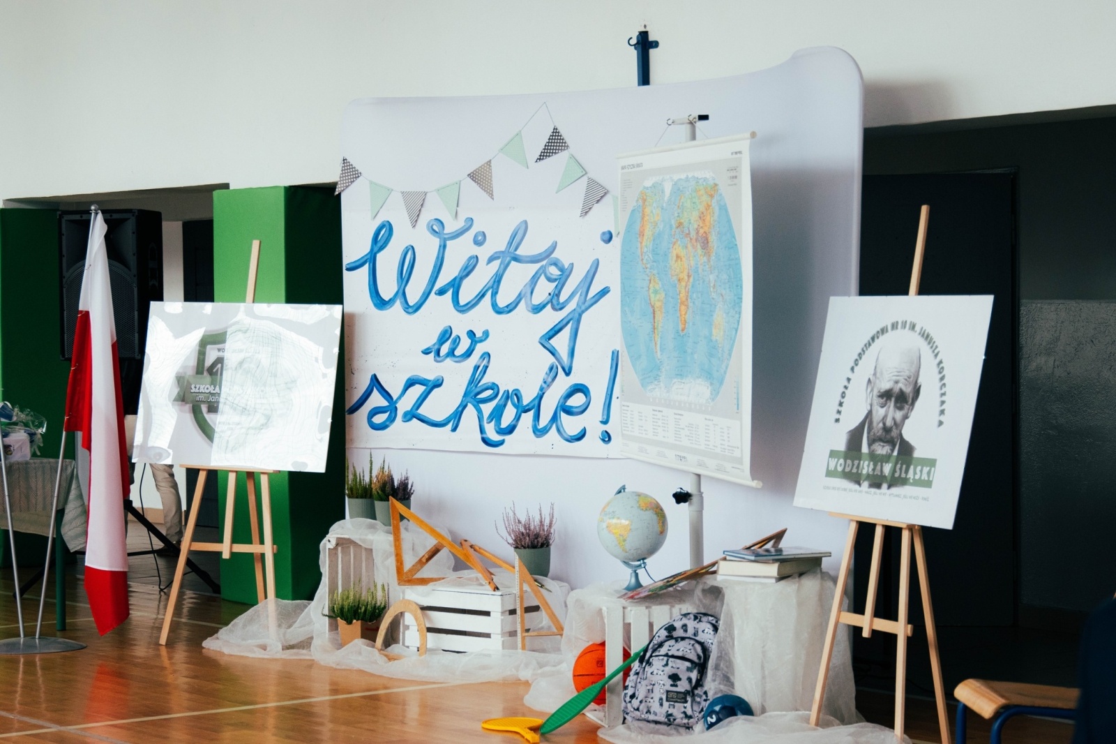 Zdjęcie w galerii na portalu naszwodzislaw.com: Rogi obfitości dla pierwszoklasistów. Rok szkolny rozpoczęty [FOTO] wiadomości z regionu