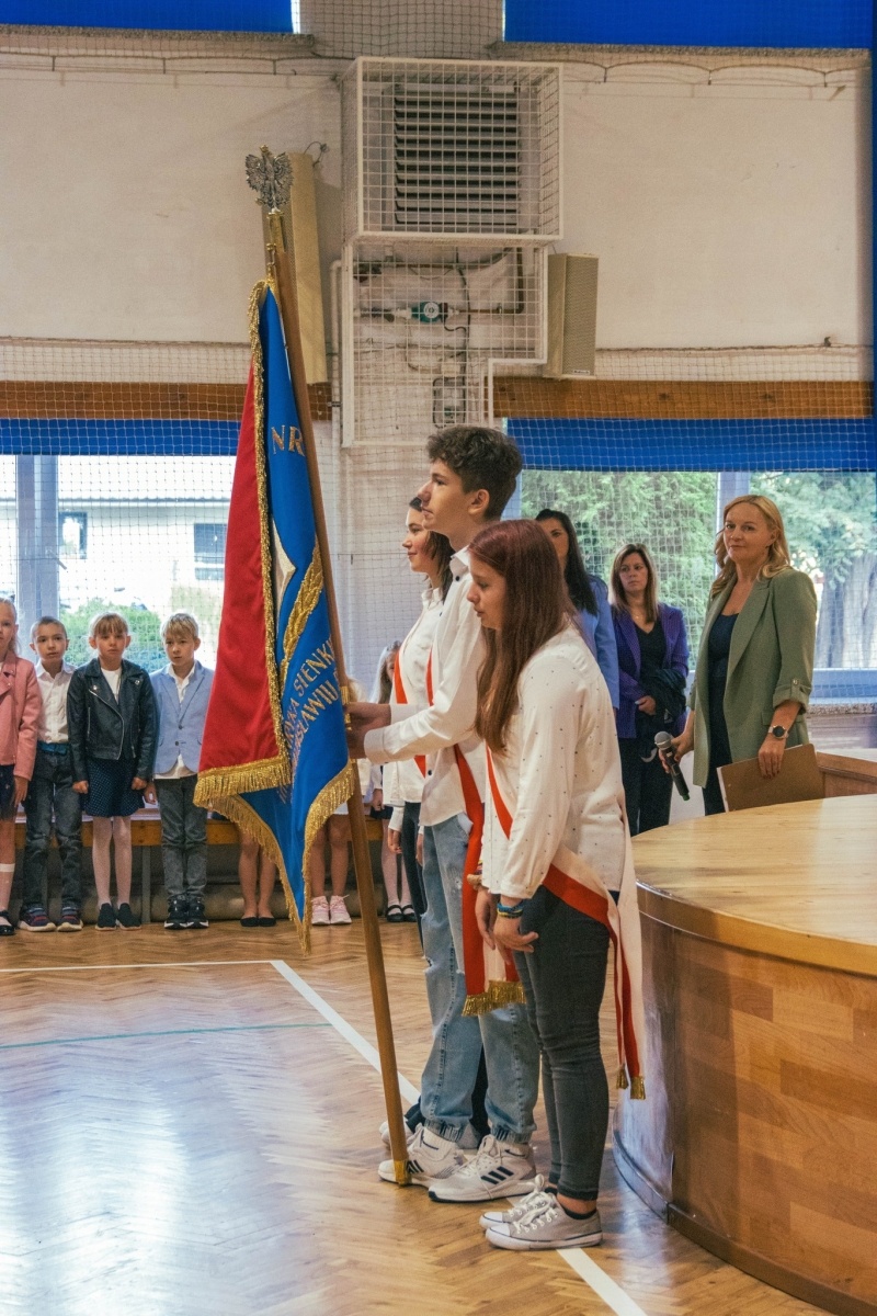 Zdjęcie w galerii na portalu naszwodzislaw.com: Rogi obfitości dla pierwszoklasistów. Rok szkolny rozpoczęty [FOTO] wiadomości z regionu