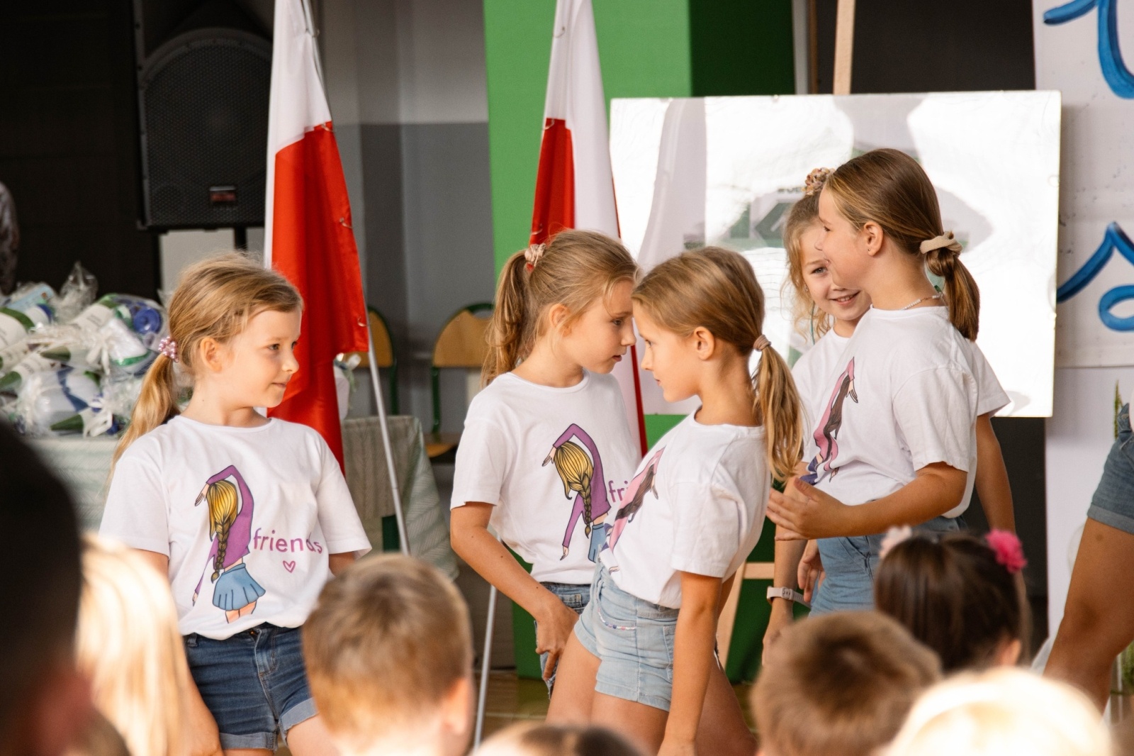 Zdjęcie w galerii na portalu naszwodzislaw.com: Rogi obfitości dla pierwszoklasistów. Rok szkolny rozpoczęty [FOTO] wiadomości z regionu