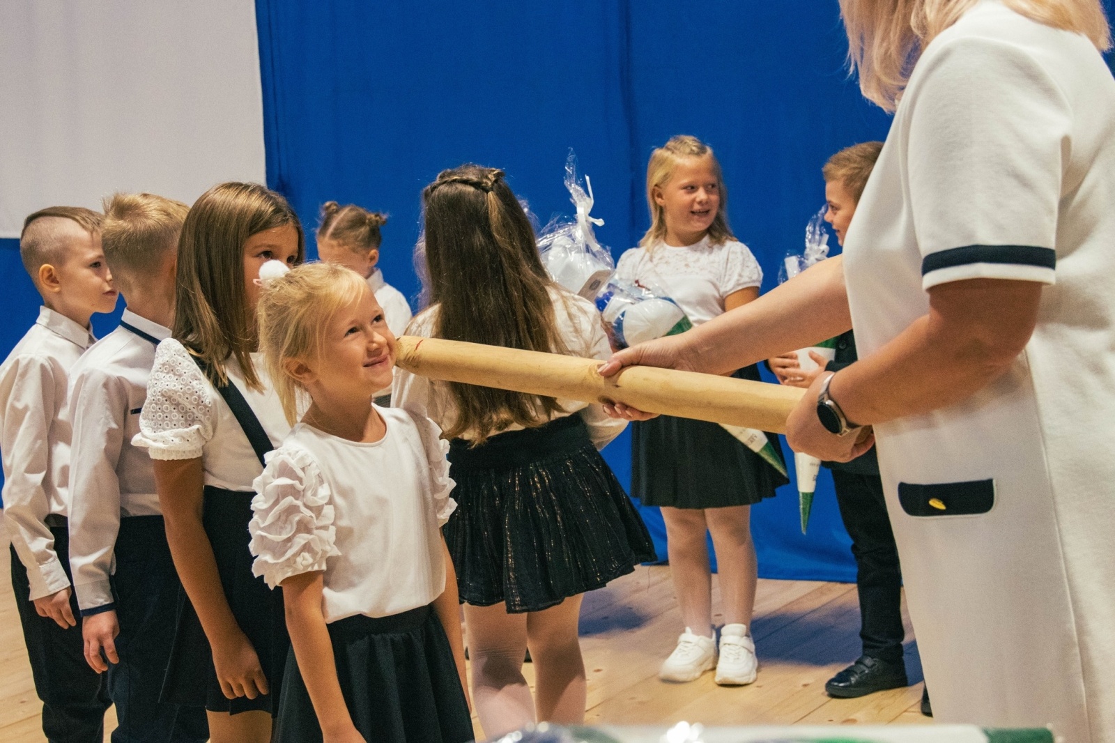 Zdjęcie w galerii na portalu naszwodzislaw.com: Rogi obfitości dla pierwszoklasistów. Rok szkolny rozpoczęty [FOTO] wiadomości z regionu