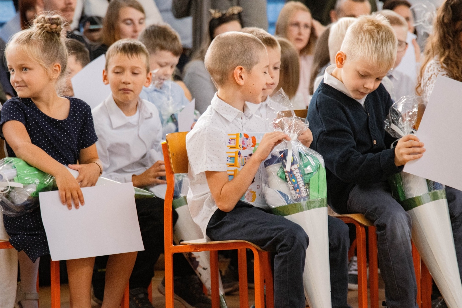 Zdjęcie w galerii na portalu naszwodzislaw.com: Rogi obfitości dla pierwszoklasistów. Rok szkolny rozpoczęty [FOTO] wiadomości z regionu