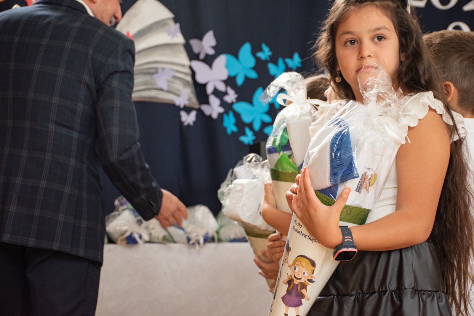 Zdjęcie w galerii na portalu naszwodzislaw.com: Rogi obfitości dla pierwszoklasistów. Rok szkolny rozpoczęty [FOTO] wiadomości z regionu