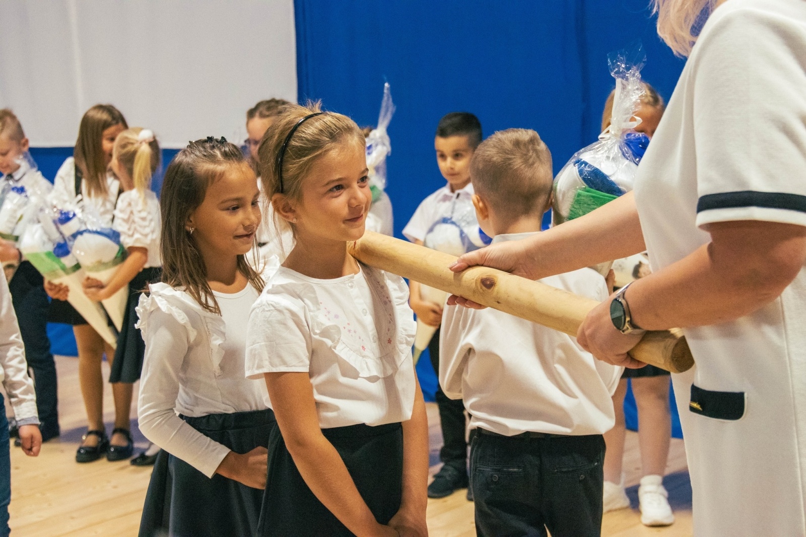Zdjęcie w galerii na portalu naszwodzislaw.com: Rogi obfitości dla pierwszoklasistów. Rok szkolny rozpoczęty [FOTO] wiadomości z regionu