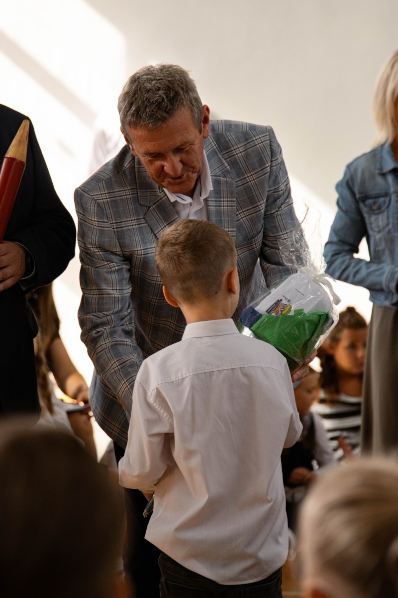 Zdjęcie w galerii na portalu naszwodzislaw.com: Rogi obfitości dla pierwszoklasistów. Rok szkolny rozpoczęty [FOTO] wiadomości z regionu