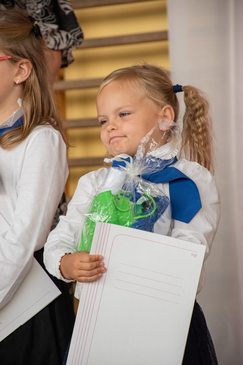 Zdjęcie w galerii na portalu naszwodzislaw.com: Rogi obfitości dla pierwszoklasistów. Rok szkolny rozpoczęty [FOTO] wiadomości z regionu