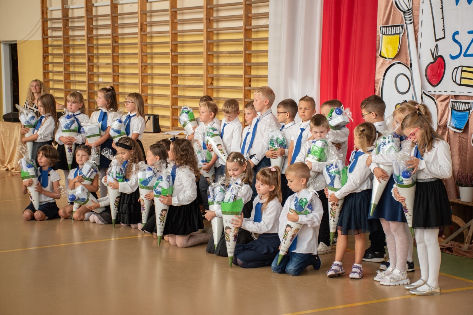 Zdjęcie w galerii na portalu naszwodzislaw.com: Rogi obfitości dla pierwszoklasistów. Rok szkolny rozpoczęty [FOTO] wiadomości z regionu