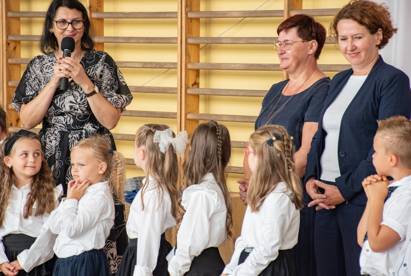 Zdjęcie w galerii na portalu naszwodzislaw.com: Rogi obfitości dla pierwszoklasistów. Rok szkolny rozpoczęty [FOTO] wiadomości z regionu